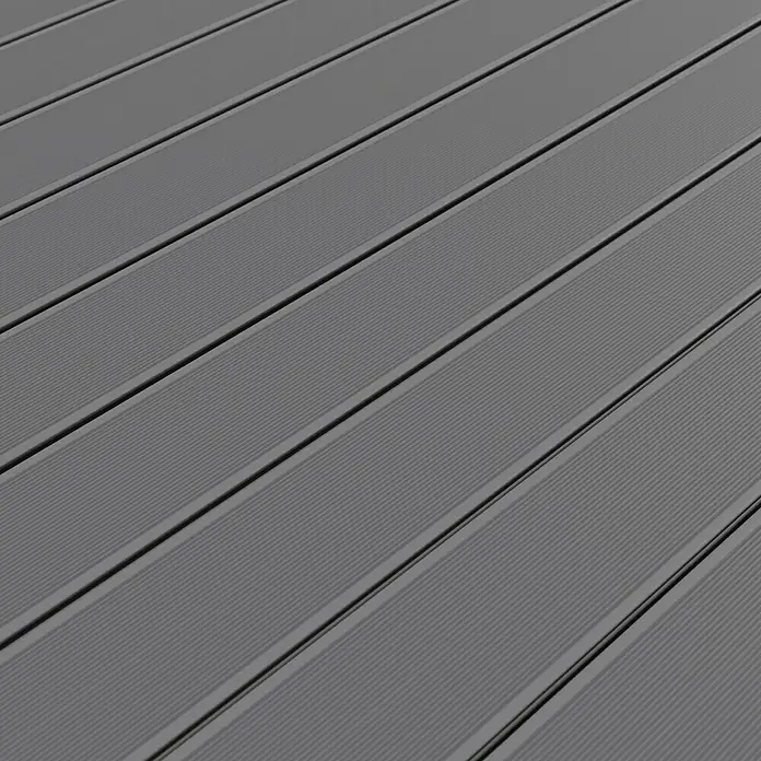 Kovalex WPC-Terrassendiele Massiv mit Struktur nach Maß - Grau, 590 x 14,5 x 2 cm - Nahaufnahme von grauen Terrassendielen mit feiner Riffelung, die eine moderne und rutschfeste Oberfläche bieten.