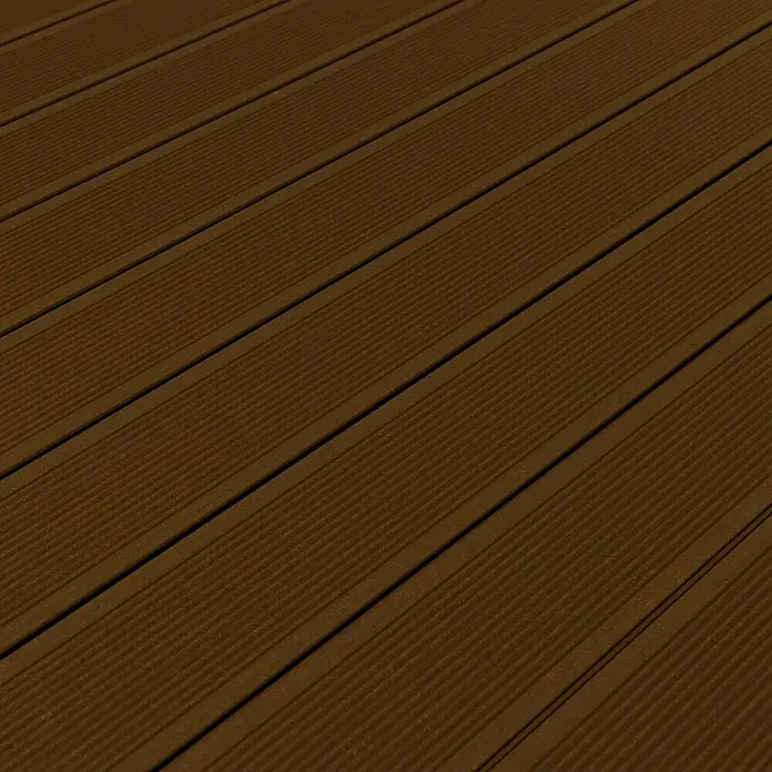 Kovalex WPC-Terrassendiele Exklusiv nach Maß - Walnuss, 480 x 14,5 x 2,6 cm - Nahaufnahme einer braunen Terrassendiele mit feiner Riffelung, die ein warmes und einladendes Ambiente für Außenbereiche schafft.