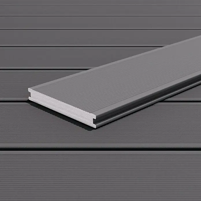 Kovalex WPC-Terrassendiele Massiv mit Struktur nach Maß - Grau, 590 x 14,5 x 2 cm - Nahaufnahme einer grauen Terrassendiele mit geriffelter Oberfläche, die die Textur und das Design des Verbundmaterials hervorhebt.