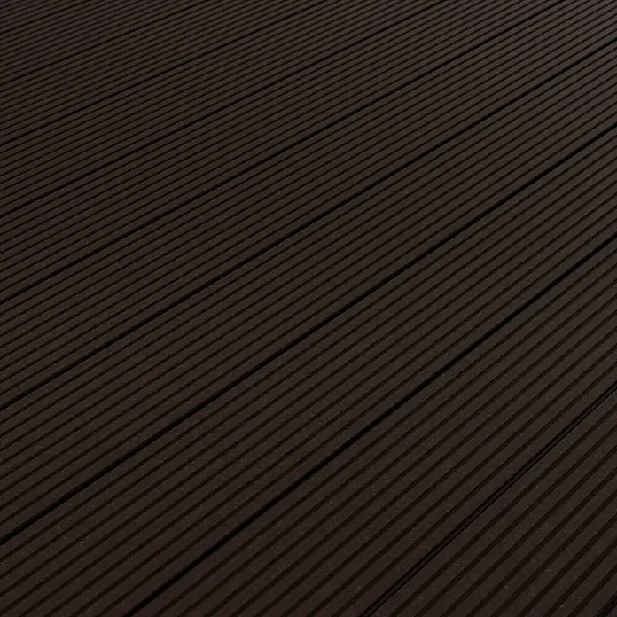 Kovalex WPC-Terrassendiele Exklusiv nach Maß - Schokobraun, Gebürstet, 300 x 14,5 x 2,6 cm - Dunkelbraune Terrassendielen aus Verbundmaterial zeigen eine moderne, geriffelte Oberfläche und bieten eine langlebige und wartungsarme Lösung für Außenbereiche.