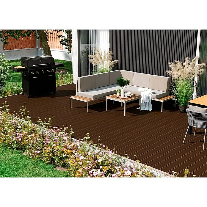 Kovalex WPC-Terrassendiele Massiv mit Struktur nach Maß - Walnuss, 300 x 14,5 x 2 cm - Ein Außenbereich mit einer eleganten Couchgarnitur und einem Grill, ideal für entspannte Stunden im Freien auf der Terrasse.