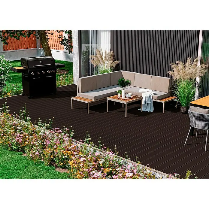 Kovalex WPC-Terrassendiele Exklusiv nach Maß - Schokobraun, Gebürstet, 300 x 14,5 x 2,6 cm - Dunkelbraune Terrassendielen aus Verbundholz mit Gartenmöbeln, Grill und üppigen Blumenbeeten für eine stilvolle Außenanlage.