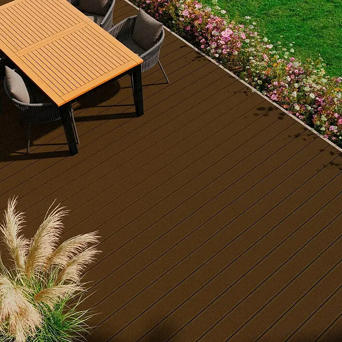 Kovalex WPC-Terrassendiele Exklusiv nach Maß - Walnuss, 480 x 14,5 x 2,6 cm - Braune Terrassendielen aus Holzverbundstoff auf einer Terrasse mit Tisch und Stühlen.