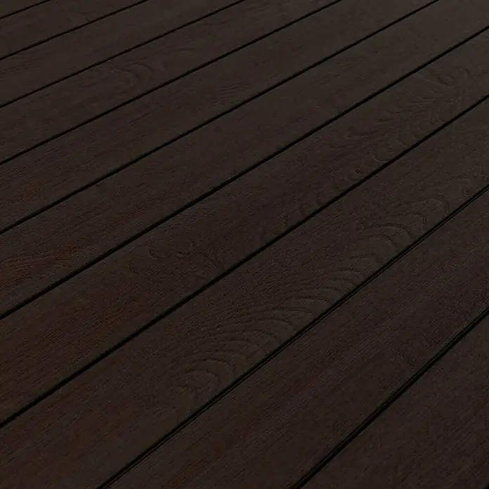 Kovalex WPC-Terrassendiele Massiv mit Struktur nach Maß - Kastanie, 330 x 14,5 x 2 cm - Nahaufnahme von dunklen Holzplanken, die ein rustikales und warmes Erscheinungsbild mit feinen Maserungen und Schatten erzeugen.