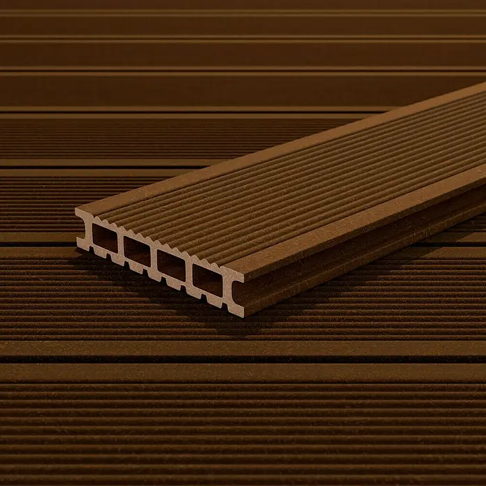 Kovalex WPC-Terrassendiele Exklusiv nach Maß - Walnuss, 480 x 14,5 x 2,6 cm - Ein braunes Terrassendiele mit Rillen und Hohlkammern liegt auf weiteren Dielen, die eine Terrasse bilden.