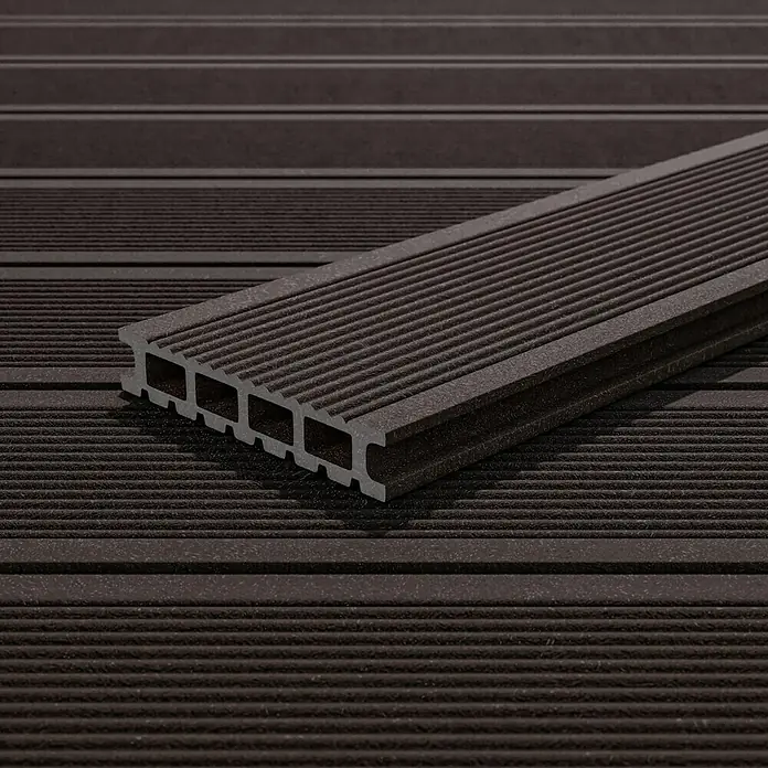 Kovalex WPC-Terrassendiele Exklusiv nach Maß - Graubraun, Gebürstet, 400 x 14,5 x 2,6 cm - Nahaufnahme einer braunen Terrassendiele mit Rillenprofil und Hohlkammern, liegend auf weiteren Dielen, ideal für den Außenbereich.