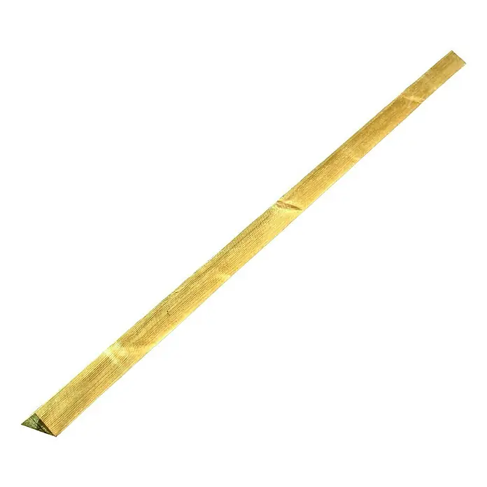 Sarei Dreikantleiste - 2.000 x 60 x 60 mm, Geeignet für: Ortblech - Bild eines einzelnen, gelben, zugespitzten Holzpflocks, der für Gartenarbeiten verwendet wird, auf einem weißen Hintergrund.
