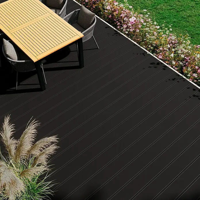 Kovalex WPC-Terrassendiele XL mit Struktur nach Maß - Graubraun, 390 x 19 x 2 cm - Gartenterrasse mit schwarzem Terrassendielenboden und Tischgarnitur. Der moderne Terrassenboden verleiht dem Außenbereich eine stilvolle Note.