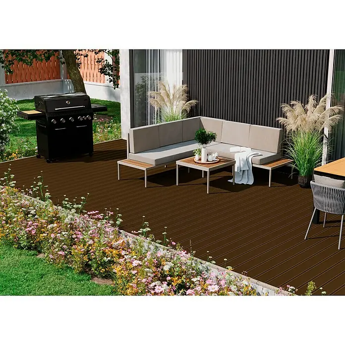 Kovalex WPC-Terrassendiele Exklusiv nach Maß - Walnuss, 480 x 14,5 x 2,6 cm - Eine stilvolle Terrasse mit dunklem Holzboden, einer grauen Lounge-Ecke und einem Grill für entspannte Stunden im Freien.