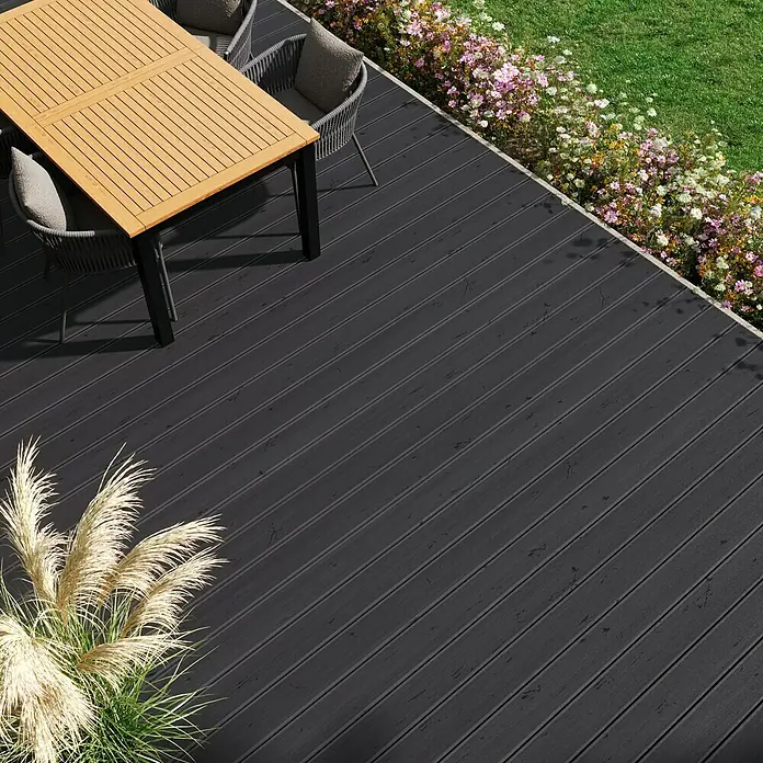 Kovalex WPC-Terrassendiele Massiv mit Struktur nach Maß - Räuchereiche, 300 x 14,5 x 2 cm - Ein Blick auf eine Terrasse aus dunklem Terrassendielen, die einen modernen und stilvollen Außenbereich schafft.
