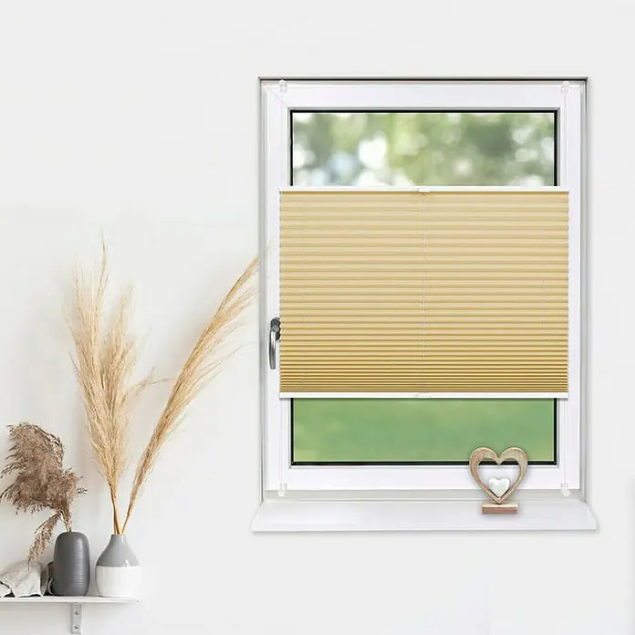Deco-Raum Plissee ohne Bohren Basic - B x H: 85 x 150 cm, Beige - Fenster mit beigem Plissee-Rollo, das für Privatsphäre und Lichtschutz sorgt. Dekorative Elemente vervollständigen die Fensterbankgestaltung.