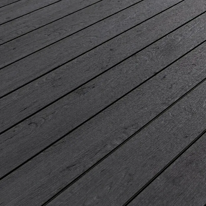 Kovalex WPC-Terrassendiele Massiv mit Struktur nach Maß - Räuchereiche, 300 x 14,5 x 2 cm - Nahaufnahme von dunkelgrauen Terrassendielen aus Holzverbundmaterial, die eine moderne und stilvolle Außenfläche schaffen.