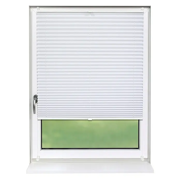 Deco-Raum Plissee ohne Bohren Basic - B x H: 55 x 150 cm, Weiß - Ein weißes Fenster mit einem weißen Faltrollo, das einen Teil des Fensters bedeckt und für Privatsphäre sorgt.