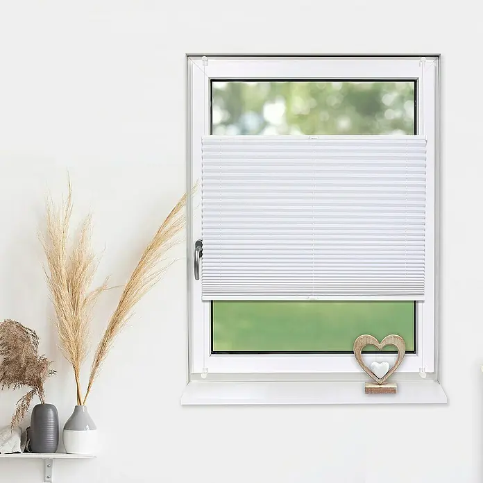 Deco-Raum Plissee ohne Bohren Basic - B x H: 55 x 150 cm, Weiß - Ein Fenster mit einem weißen Plissee-Rollo, das für Privatsphäre und Lichtschutz sorgt, sowie dekorative Elemente auf dem Fensterbrett.