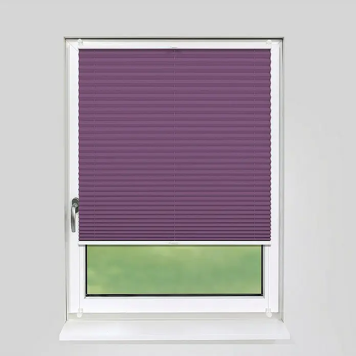 Deco-Raum Plissee ohne Bohren Basic - B x H: 90 x 150 cm, Lila - Ein Fenster mit einem eleganten, violetten Plissee-Rollo, das für Privatsphäre sorgt und das einfallende Licht sanft filtert.