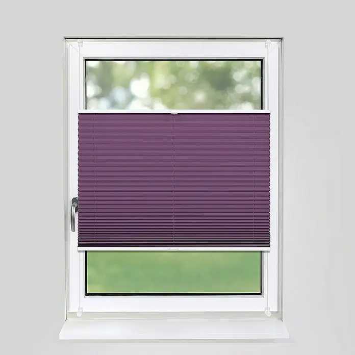 Deco-Raum Plissee ohne Bohren Basic - B x H: 90 x 150 cm, Lila - Nahaufnahme eines Fensters mit einem lila Rollo, das teilweise heruntergezogen ist und einen Blick nach draußen ermöglicht. Das Rollo bietet Privatsphäre und Lichtschutz.