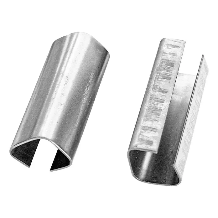 Sarei Schneefang-Verbindungsmuffe - 2 Stk., Edelstahl, Verzinkt - Nahaufnahme von zwei Metallklammern, die zum Befestigen von Bändern oder Gurten verwendet werden und deren robuste Bauweise betonen.