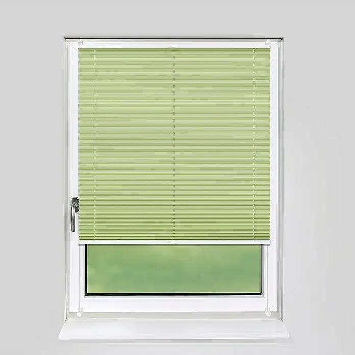 Deco-Raum Plissee ohne Bohren Basic - B x H: 105 x 150 cm, Hellgrün - Ein Fenster mit geschlossenen, hellgrünen Jalousien. Die Jalousien bedecken den oberen Teil des Fensters.
