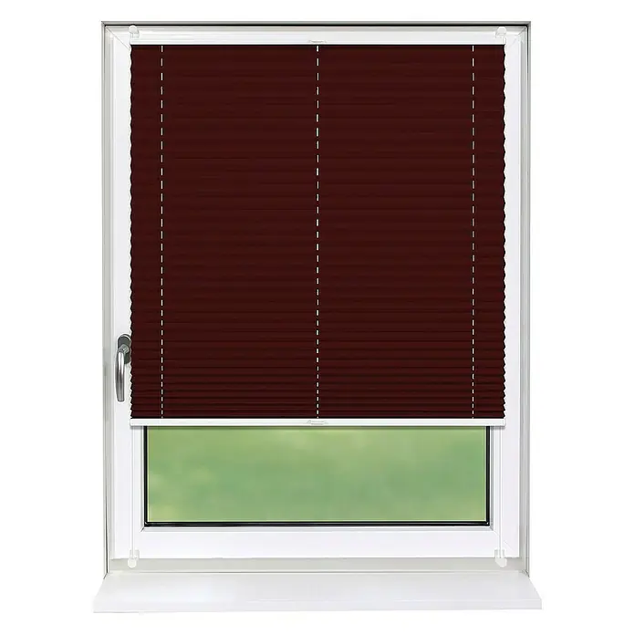 Deco-Raum Plissee ohne Bohren Basic - B x H: 90 x 150 cm, Weinrot - Das Bild zeigt eine braune, plissierte Jalousie in einem weißen Fensterrahmen, die einen Teil des grünen Ausblicks verdeckt.