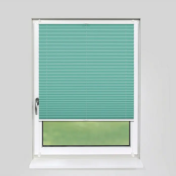 Deco-Raum Plissee ohne Bohren Basic - B x H: 105 x 150 cm, Türkis - Ein Fenster mit einem mintgrünen Plissee, das den oberen Teil des Fensters bedeckt. Das Plissee ist blickdicht und sorgt für Privatsphäre.