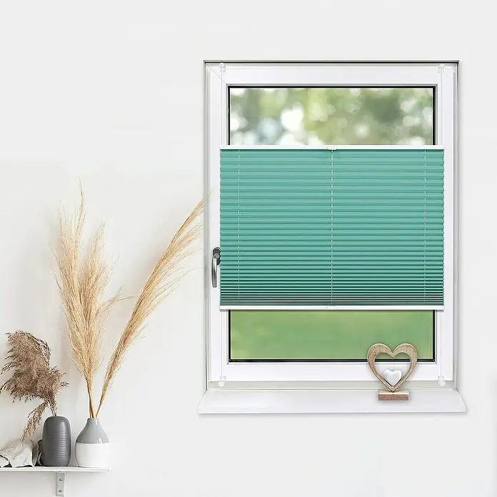 Deco-Raum Plissee ohne Bohren Basic - B x H: 105 x 150 cm, Türkis - Ein Fenster mit einem eleganten, türkisfarbenen Plissee-Vorhang, der für Privatsphäre und stilvolles Design sorgt.
