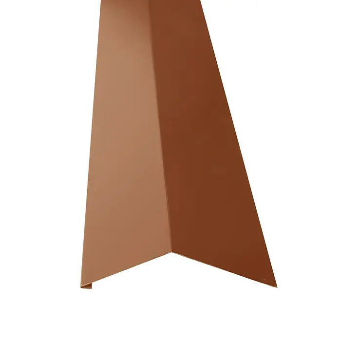Metdach Schürze für Dachrinne PP12 - Rot, Länge: 100 cm, Stahl - Detailaufnahme eines kupferfarbenen Dachfirsts, der durch seine markante Form und glänzende Oberfläche besticht.