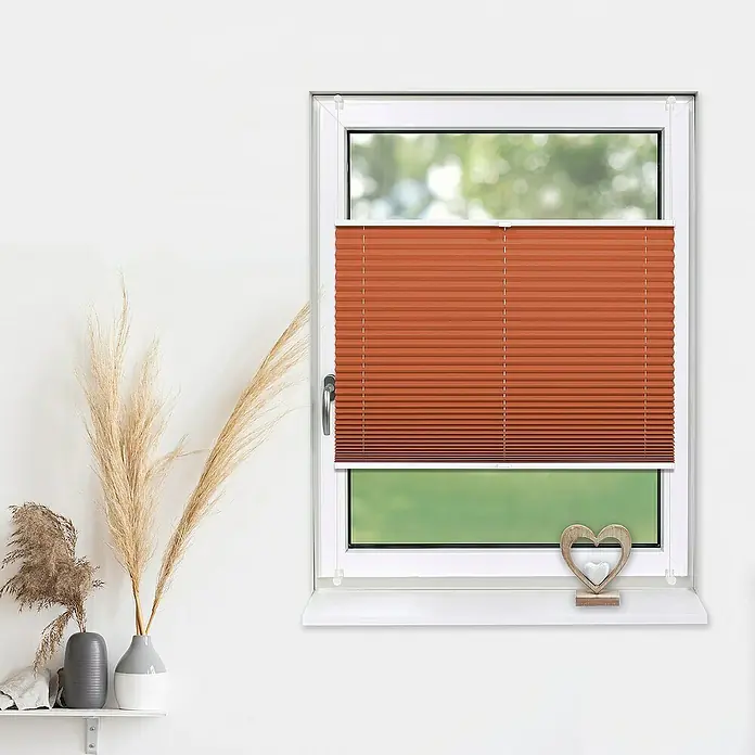Deco-Raum Plissee ohne Bohren Basic - B x H: 120 x 150 cm, Orange - Braun plissierte Jalousie im Fenster. Eine elegante Fensterdekoration, die Privatsphäre bietet und das Licht stilvoll filtert.