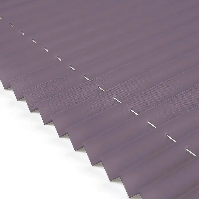 Deco-Raum Plissee ohne Bohren Basic - B x H: 85 x 210 cm, Flieder - Nahaufnahme einer lila Faltjalousie mit kleinen Löchern, die ein modernes und funktionales Design für die Fensterdekoration zeigt.