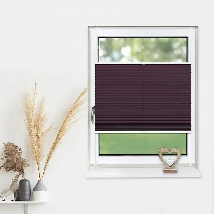 Deco-Raum Plissee ohne Bohren Basic - B x H: 100 x 210 cm, Violett - Ein Fenster mit einem stilvollen, dunkelroten Plissee-Faltstore, das für Privatsphäre und eine angenehme Lichtstimmung sorgt.