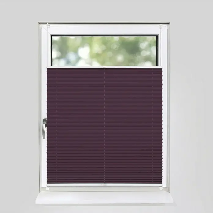 Deco-Raum Plissee ohne Bohren Basic - B x H: 100 x 210 cm, Violett - Ansicht eines Fensters mit einem stilvollen, bordeauxroten Plissee-Rollo, das für Privatsphäre sorgt und das Licht elegant filtert.