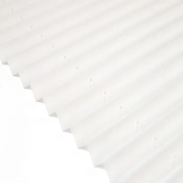 Deco-Raum Plissee ohne Bohren Basic - B x H: 70 x 210 cm, Weiß - Nahaufnahme einer weißen, gefalteten Papierjalousie mit gleichmäßigen Falten und feinen Schnüren. Ideal für dezente Fensterdekoration.