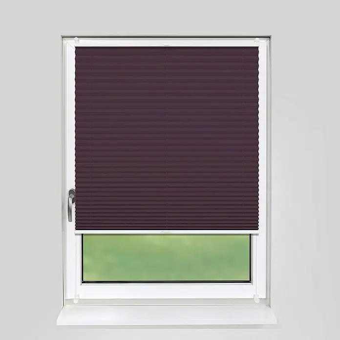 Deco-Raum Plissee ohne Bohren Basic - B x H: 80 x 210 cm, Violett - Ein bordeauxfarbenes Plissee ist in einem weißen Fensterrahmen montiert, teilweise heruntergelassen und bietet sowohl Privatsphäre als auch Lichtschutz.