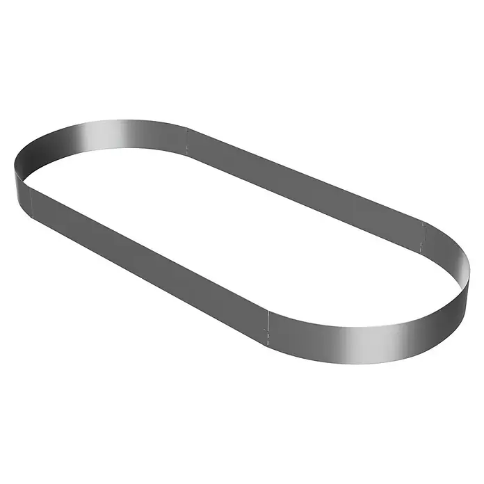 Gardol Rasenkante - 4 Stk., 118 x 13 cm, Grau - Ein längliches, silberfarbenes Kuchenblech in Ellipsenform vor schwarzem Hintergrund. Ideal zum Backen von kreativen Kuchen und Torten.