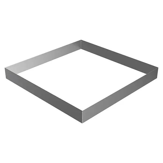 Gardol Rasenkante - 4 Stk., 118 x 13 cm, Grau - Ansicht eines silberfarbenen, rautenförmigen Metallrahmens, der ein minimalistisches und modernes Designelement darstellt.