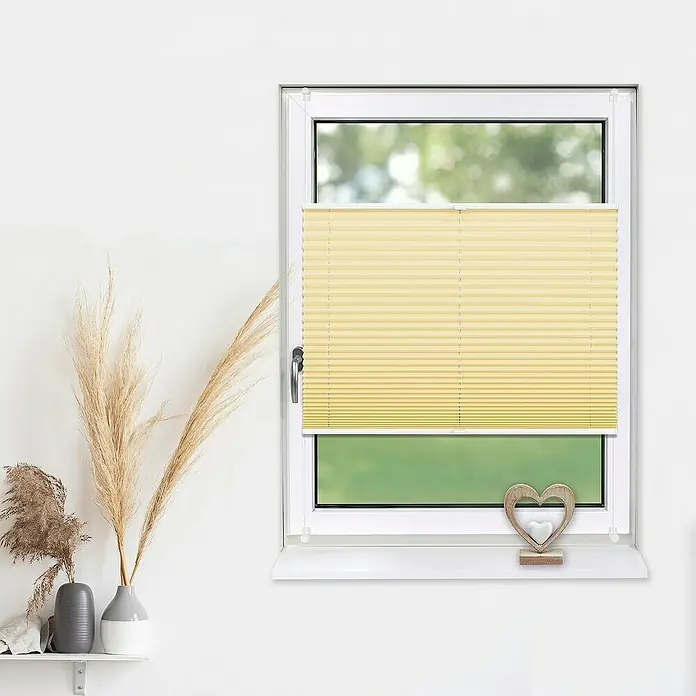 Deco-Raum Plissee ohne Bohren Basic - B x H: 80 x 150 cm, Hellorange - Fenster mit gelben Plissees, die das Licht sanft filtern und für Privatsphäre sorgen. Dekoratives Herz auf dem Fensterbrett.