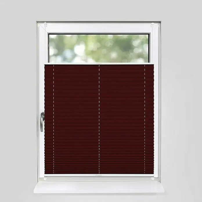 Deco-Raum Plissee ohne Bohren Basic - B x H: 45 x 150 cm, Weinrot - Ein Fenster mit einem bordeauxroten Plissee, das für Privatsphäre und Lichtsteuerung sorgt. Das Plissee ist direkt am Fensterrahmen montiert.