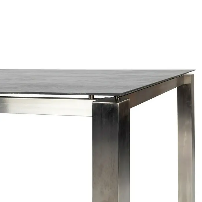 Acamp Gartenmöbel-Set Auris - 5 -tlg., Edelstahl, Polywood, Keramik, Stapelbar, Silber/Schwarz - Nahaufnahme eines modernen Esstisches mit einer Tischplatte in Steinoptik und einem Gestell aus gebürstetem Edelstahl.