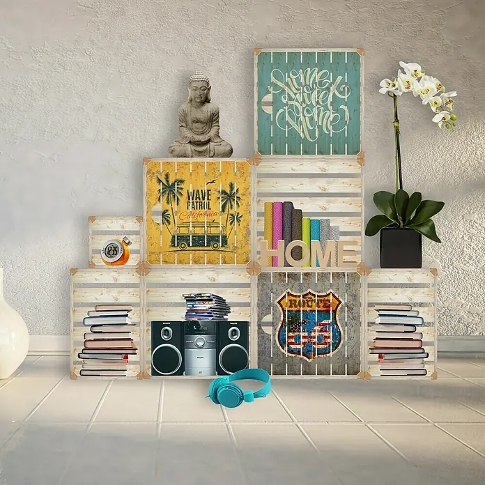 HolzZollhaus Holzkiste A 1/2 - 35 x 35 x 32 cm, Beachbus - Diese Aufnahme zeigt ein dekoratives Regal aus Holzkisten, das mit verschiedenen Gegenständen wie Büchern, Deko und technischem Zubehör geschmückt ist.
