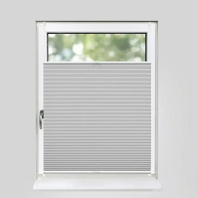 Deco-Raum Plissee ohne Bohren Basic - B x H: 100 x 150 cm, Silber - Graue Plisseejalousie am Fensterrahmen. Sie bietet Privatsphäre und Lichtschutz mit ihrem gefalteten Design und passt sich gut an das Fenster an.
