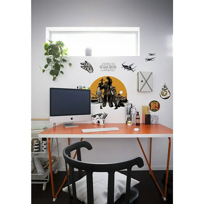 Komar Star Wars Wandtattoo Resistance - 50 x 70 cm - Orangefarbener Schreibtisch mit iMac, Star Wars Wandaufklebern, Stormtrooper Helm und einer Pflanze, die ein modernes, spielerisches Arbeitszimmerambiente schafft.