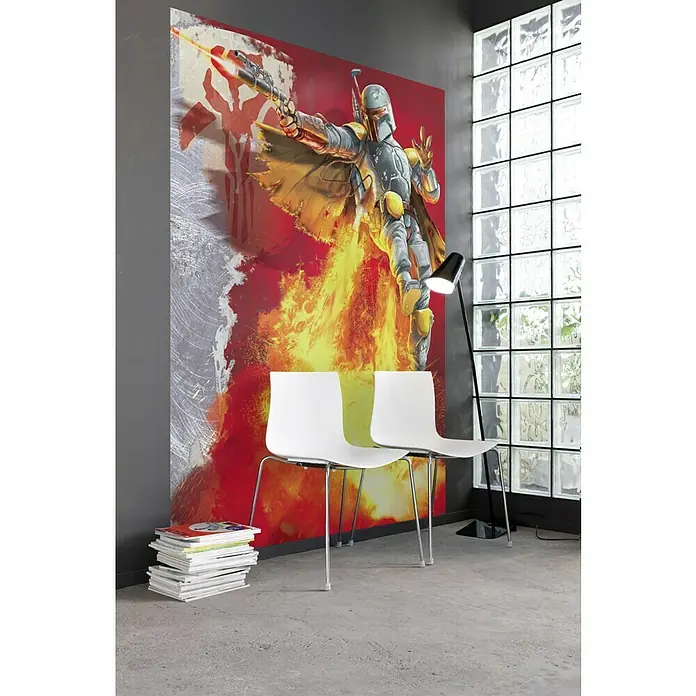 Komar Star Wars Fototapete Boba Fett - 4 -tlg., B x H: 184 x 254 cm, Papier - Wandbild mit Boba Fett-Motiv, zwei weißen Stühlen und einem Stapel Zeitschriften im Raum.