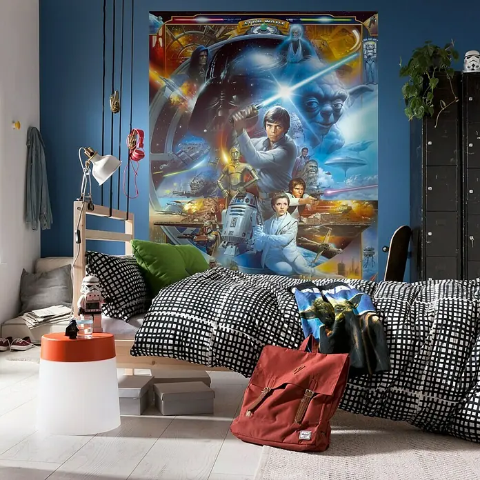 Komar Star Wars Fototapete Luke Skywalker - 4 -tlg., B x H: 184 x 254 cm, Papier - Ein lebendiges Kinderzimmer mit einem Star Wars Wandbild, Bettwäsche mit Gittermuster und einem roten Herschel Rucksack.