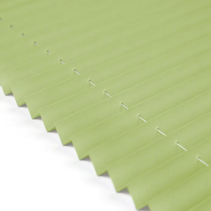 Deco-Raum Plissee ohne Bohren Basic - B x H: 120 x 150 cm, Hellgrün - Nahaufnahme einer grünen, plissierten Jalousie mit weißen Schnüren, die ein dekoratives und funktionales Fensteraccessoire darstellt.