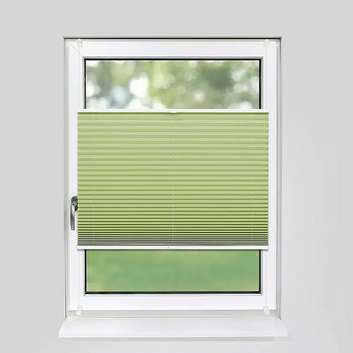 Deco-Raum Plissee ohne Bohren Basic - B x H: 120 x 150 cm, Hellgrün - Nahaufnahme eines Fensters mit einem grünen, plissierten Faltrollo, das teilweise heruntergelassen ist.