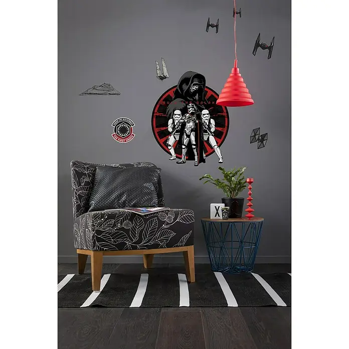 Komar Star Wars Wandtattoo First Order - 50 x 70 cm, Kunststoff - Dekoratives Bild mit einem floralen Sessel, Beistelltisch, roter Lampe und Wandaufklebern zum Thema Star Wars für ein modernes Interieur.