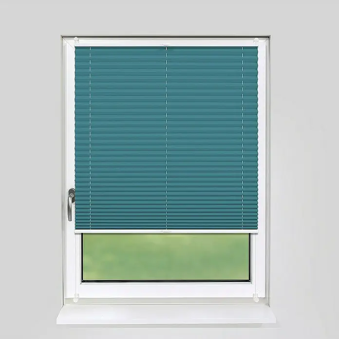 Deco-Raum Plissee ohne Bohren Basic - B x H: 70 x 210 cm, Petrol - Nahaufnahme eines Fensters mit geschlossenem, blaugrünem Plissee, das für Privatsphäre und Lichtschutz sorgt.