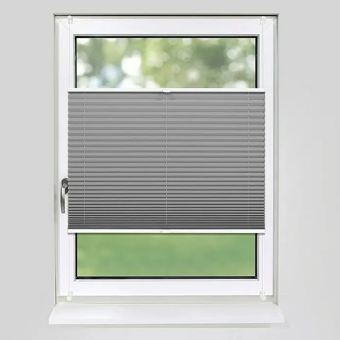 Deco-Raum Plissee ohne Bohren Basic - B x H: 120 x 150 cm, Grau - Fenster mit halb geschlossenem, grauem Plissee. Das Plissee bietet Sichtschutz und lässt dennoch Licht in den Raum.