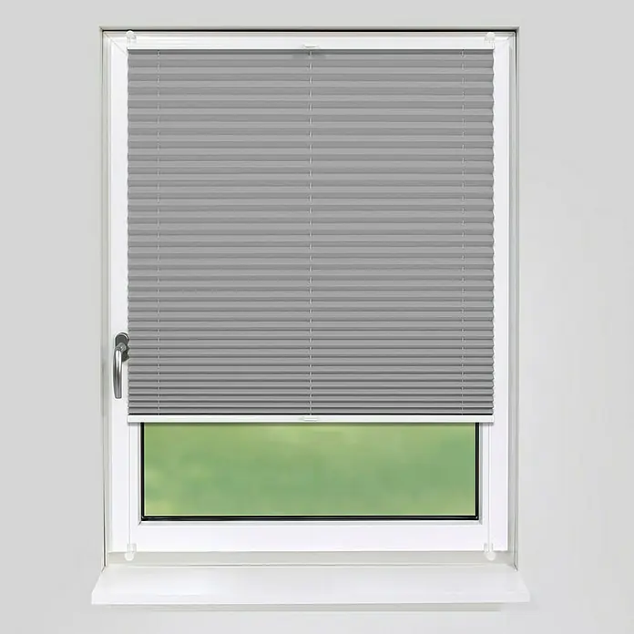 Deco-Raum Plissee ohne Bohren Basic - B x H: 120 x 150 cm, Grau - Graue Jalousie vor einem Fenster, die für Privatsphäre sorgt und das Licht reguliert. Ideal für Wohn- und Schlafräume.