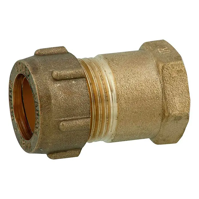 Conex Muffenverschraubung - Durchmesser: 22 mm, Innengewinde: ¾″, Messing - Nahaufnahme einer Messingrohrverschraubung, die für Sanitärinstallationen und Rohrleitungsreparaturen verwendet wird.