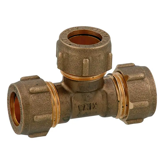 Conex T-Stück - Durchmesser: 18 mm, Messing, Ausführungseigenschaft: 18 x 18 x 18mm - Das Bild zeigt ein T-Stück aus Messing mit Kompressionsanschlüssen, das für Sanitär- oder Heizungsanwendungen verwendet wird.